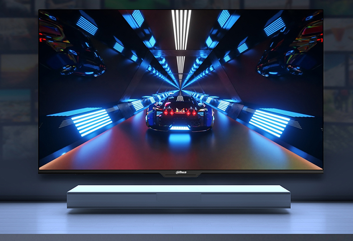 Ambient φωτογραφία της τηλεόρασης Dahua που απεικονίζει σκηνή από κάποιο παιχνίδι με αυτοκίνητα πολύ υψηλής ανάλυσης